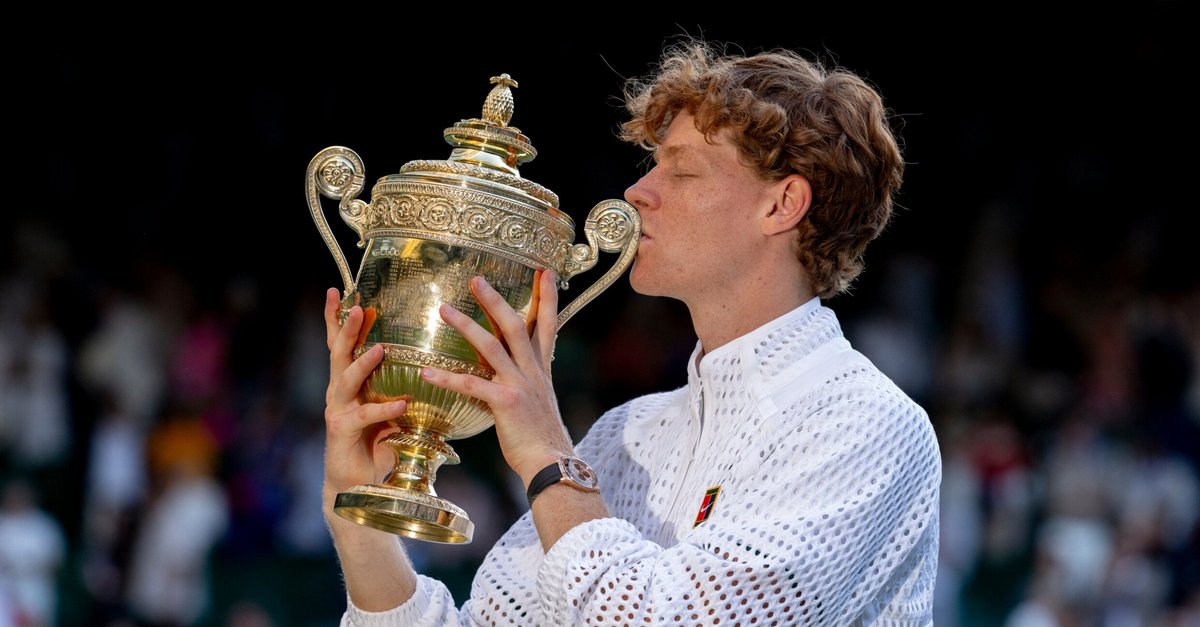 Jannik Sinner on a tennis court.